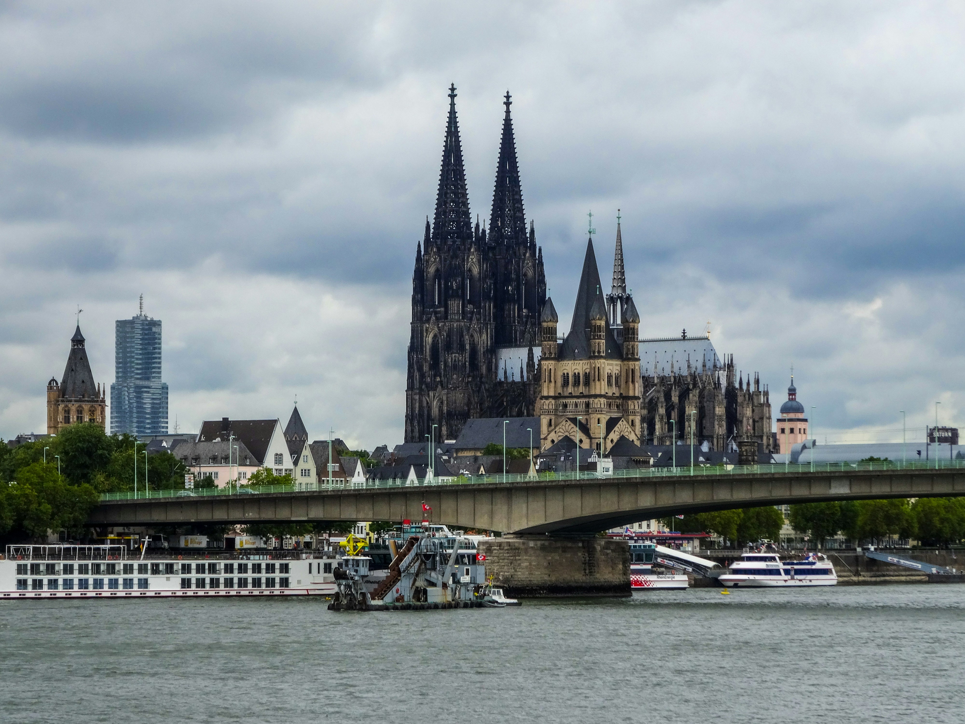 Architektur und Infrastruktur am Rhein
