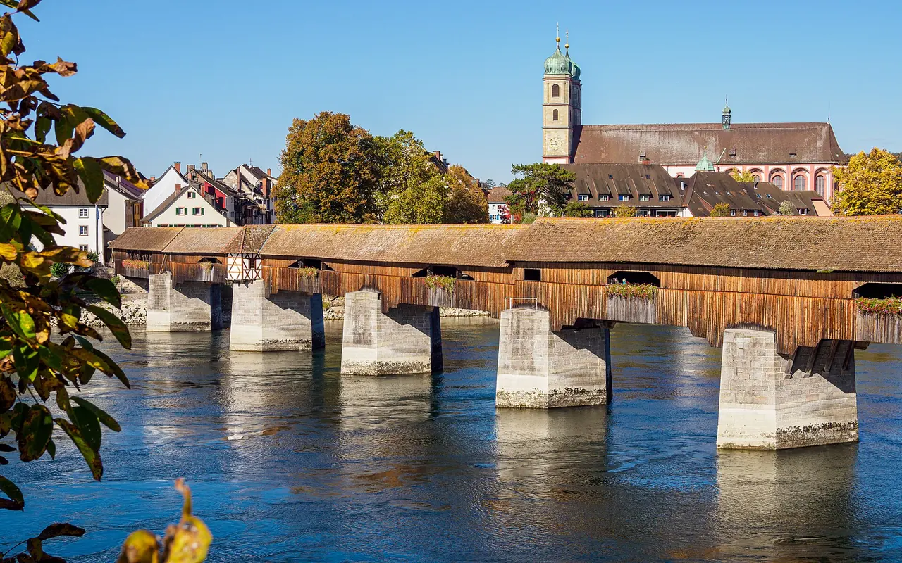 Die gedeckte Holzbrücke über den Rhein zwischen Bad Säckingen und Stein AG, dahinter die Altstadt mit dem Fridolinsmünster.